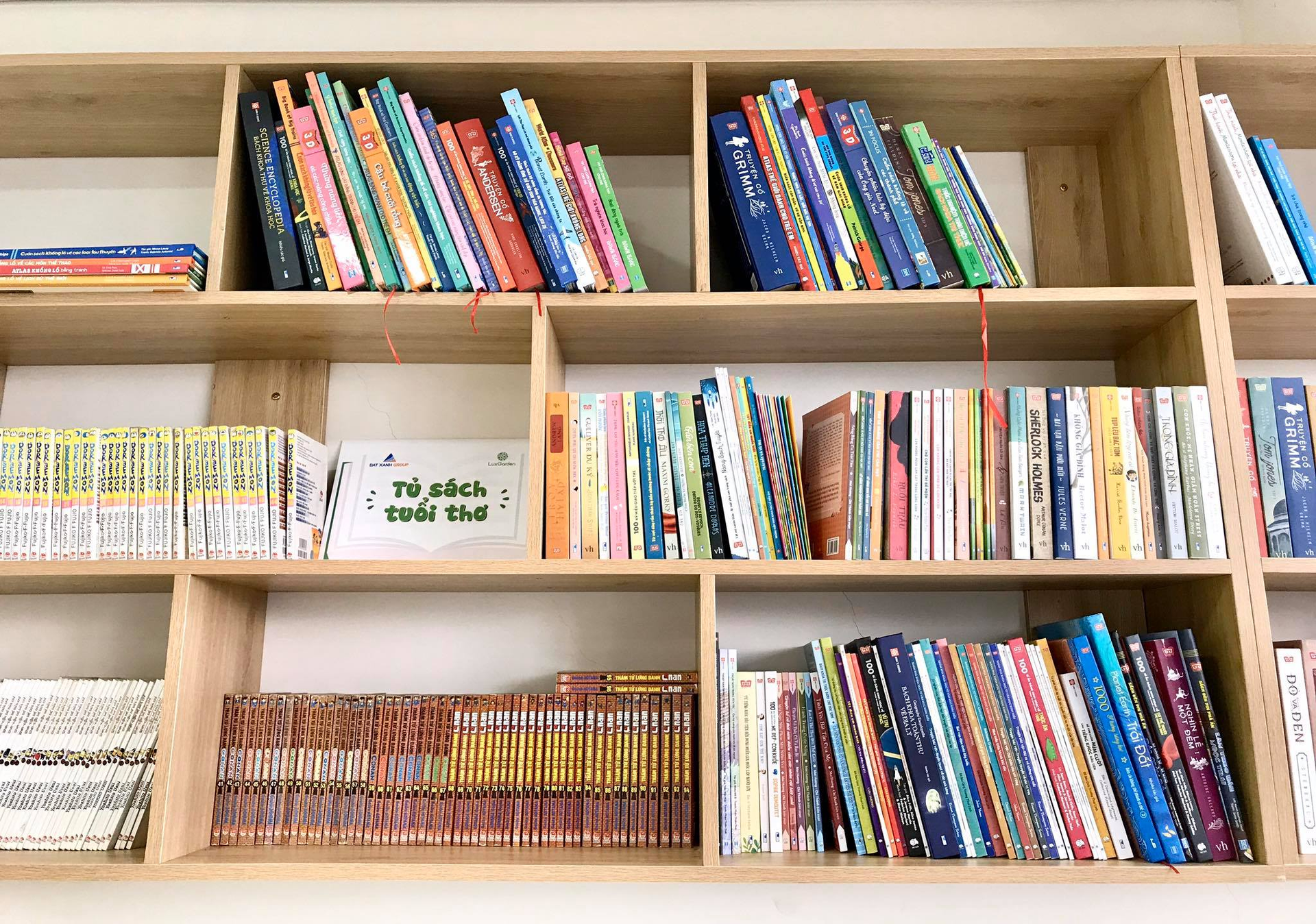 Tủ sách Tuổi Thơ với hơn 200 đầu sách dành cho các em thiếu nhi bao gồm nhiều lĩnh vực tại khu căn hộ Lux Garden và Opal Garden.