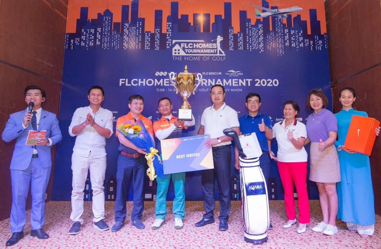 Ảnh 2: Ban tổ chức trao giải cho nhà vô địch FLCHomes Tournament 2020