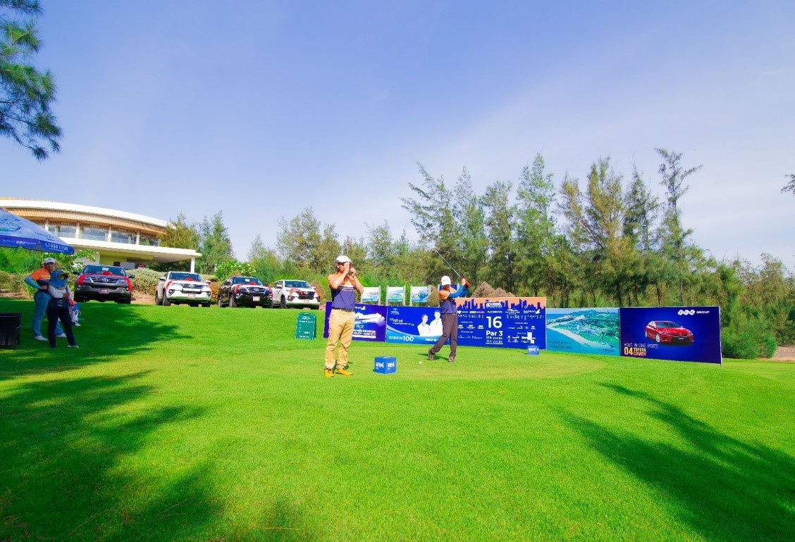 Ảnh 3: Golfer thi đấu trên sân FLC Golf Links Quy Nhon