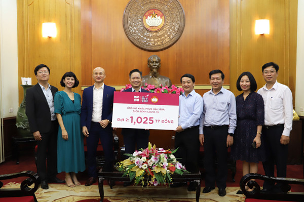 Phó Chủ tịch - Tổng Thư ký UBTƯ MTTQ Việt Nam Hầu A Lềnh tiếp nhận ủng hộ từ Ví điện tử Momo.