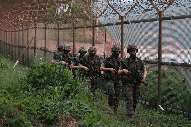 Binh sĩ Hàn Quốc tuần tra tại DMZ. (Nguồn: Reuters).
