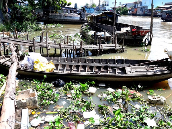 Rác thải ngổn ngang phía sau khu chợ ở khu vực Cần Thơ.