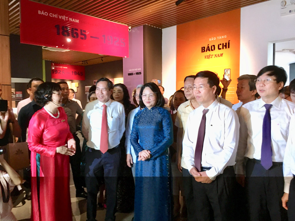 4. Giám đốc Trần Thị Kim Hoa giới thiệu về trưng bày trong bảo tàng cho các lãnh đạo Đảng, Nhà nước.