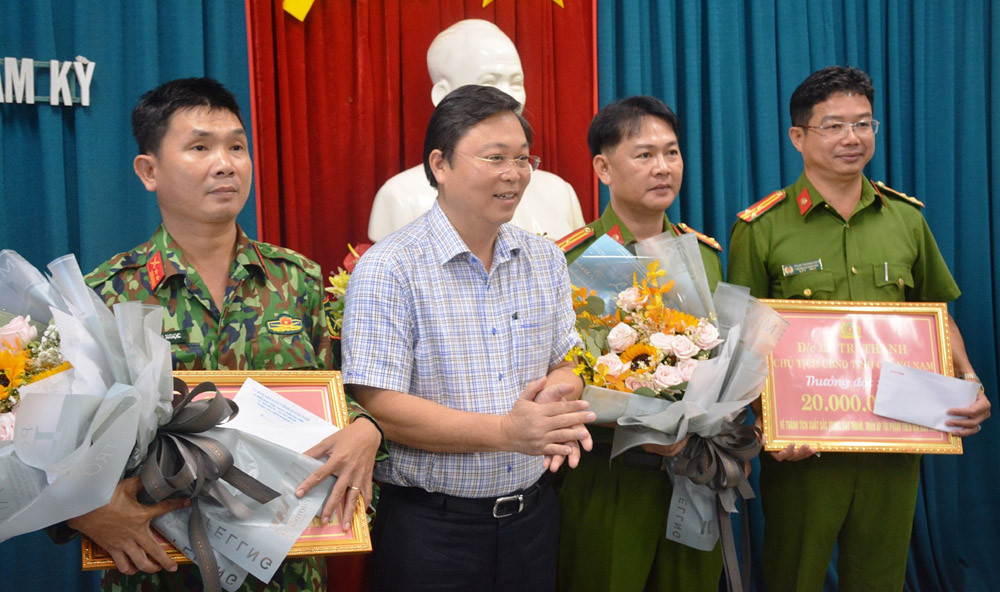 Chủ tịch UBND tỉnh Quảng NaLê Trí Thanh thưởng nóng cho Công an TP Tam Kỳ.
