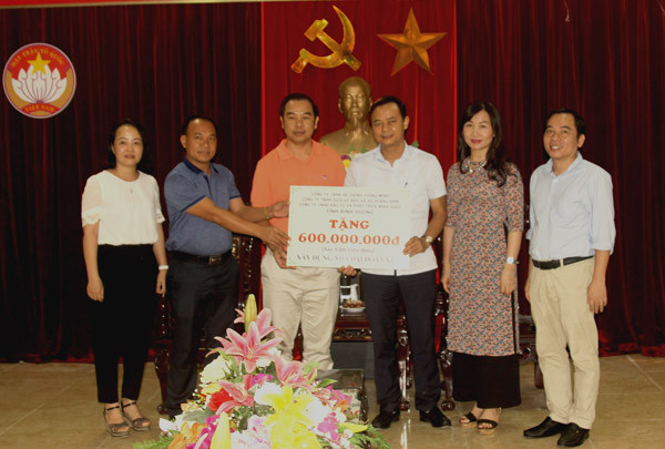 Ủy ban MTTQ Việt Nam Hà Tĩnh tiếp nhận 600 triệu đồng từ các doanh nghiệp.