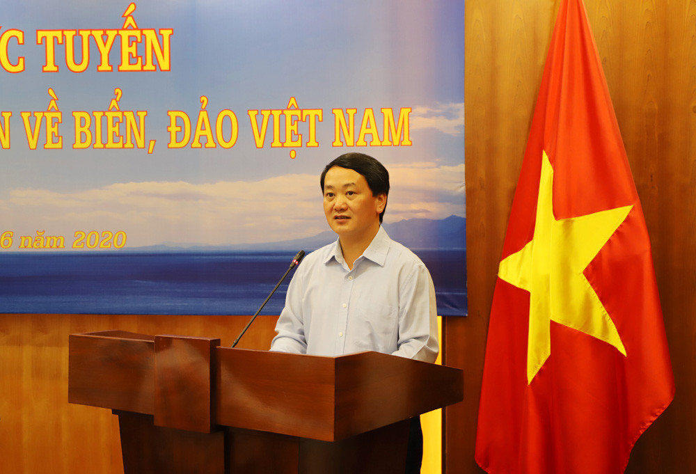 Ông Hầu A Lềnh, Ủy viên Trung ương Đảng, Phó Chủ tịch - Tổng Thư ký UBTƯ MTTQ Việt Nam phát biểu tại Hội nghị.