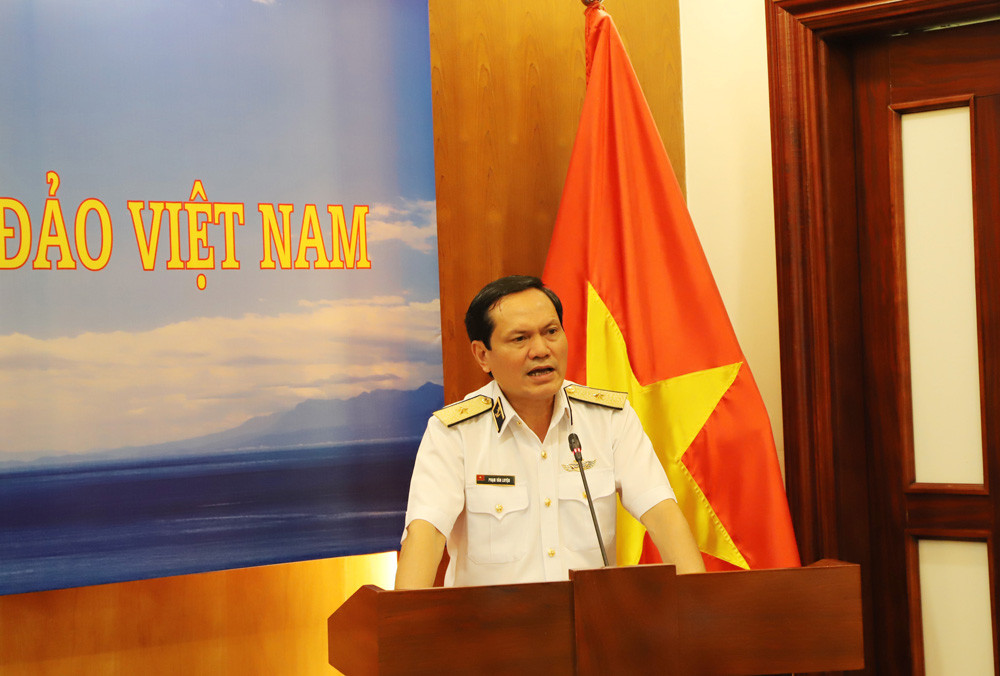 Chuẩn đô đốc Phạm Văn Luyện - Phó Chủ nhiệm Chính trị quân chủng Hải quân phát biểu tại Hội nghị.
