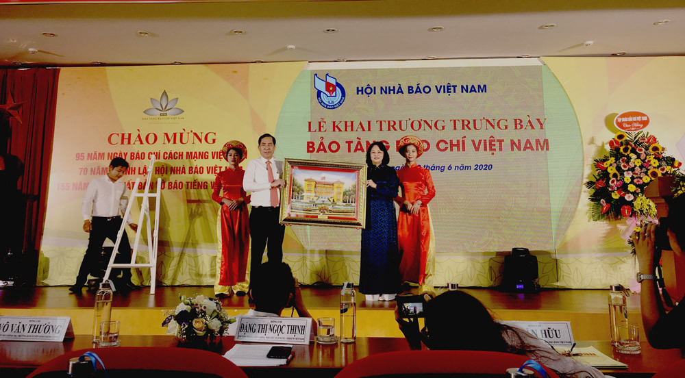 2. Phó Chủ tịch nước Đặng Thị Ngọc Thịnh tặng tranh Phủ Chủ tịch cho Bảo tàng Báo chí