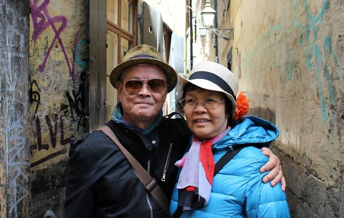 Nghệ sĩ Khôi Nguyên và vợ trong chuyến du lịch châu Âu. Ảnh: Minh Hiếu.