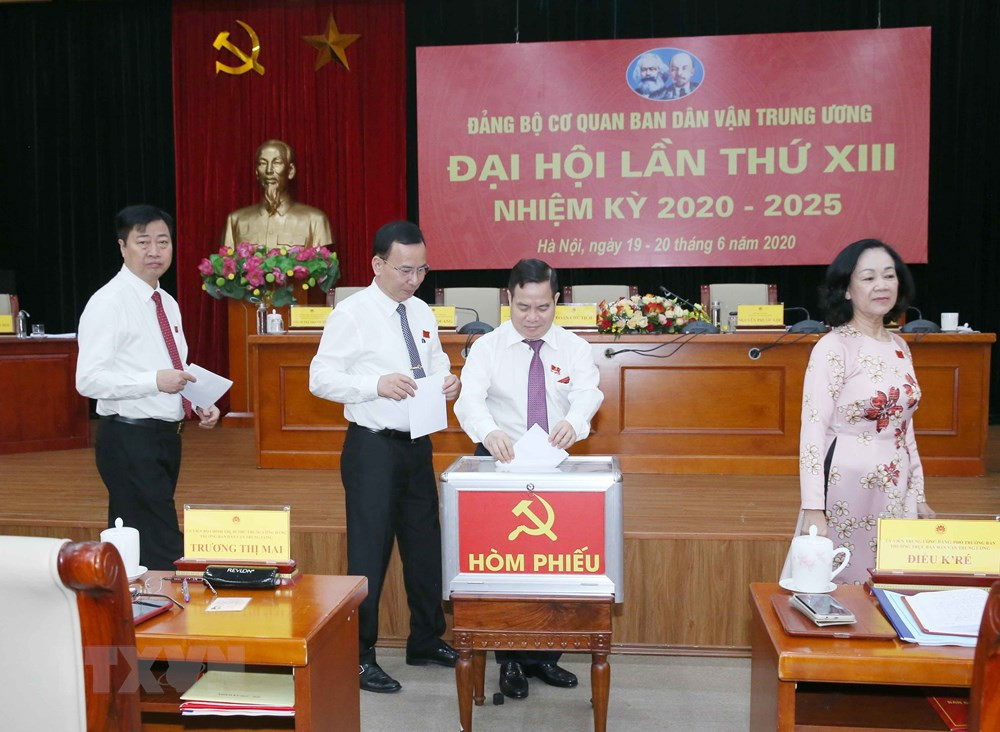 Các đại biểu bỏ phiếu bầu Ban Chấp hành Đảng bộ Cơ quan Ban Dân vận Trung ương. Ảnh: TTXVN.
