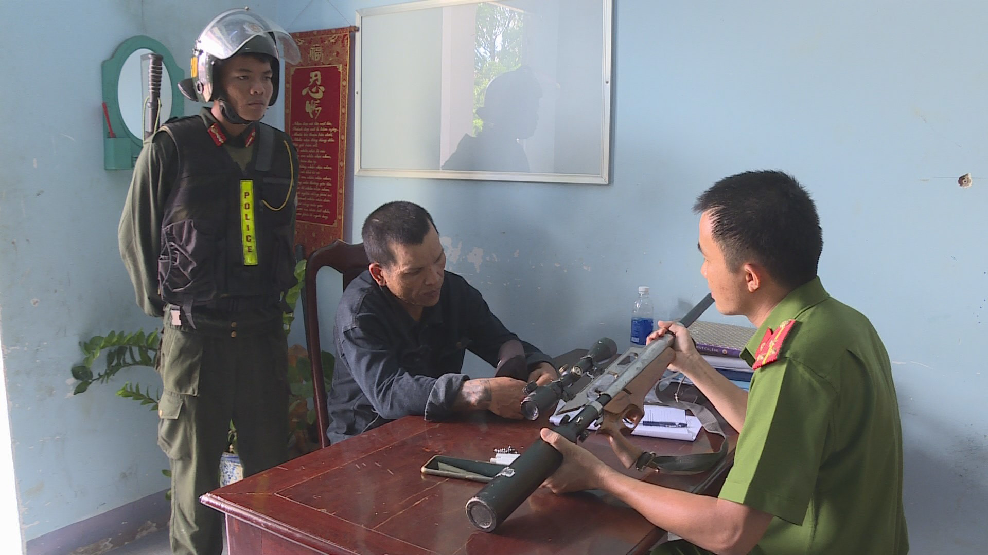 Đối tượng Nguyễn Thành Luân bị bắt cùng cây súng hơi.