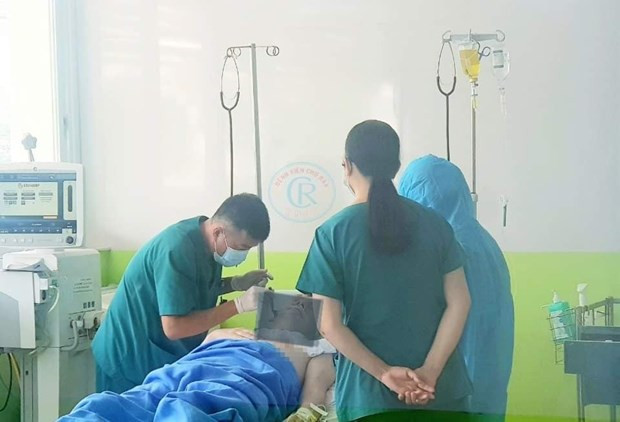 Các bác sỹ Bệnh viện Chợ Rẫy cạo râu cho bệnh nhân 91. (Ảnh: Bệnh viện Chợ Rẫy).