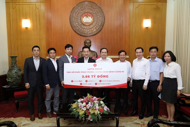 Chủ tịch Trần Thanh Mẫn tiếp nhận bảng tượng trưng số tiền 3,66 tỷ đồng ủng hộ công tác phòng, chống dịch Covid-19 từ đại diện Tập đoàn LOTTE. Ảnh: Quang Vinh.