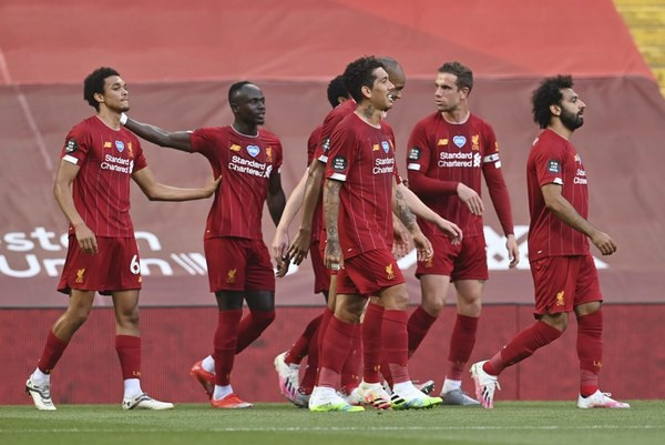 Các cầu thủ Liverpool ăn mừng bàn thắng.