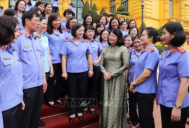 Phó Chủ tịch nước Đặng Thị Ngọc Thịnh với các đại biểu và nữ công chức tiêu biểu ngành kiểm sát nhân dân. Ảnh: TTXVN.