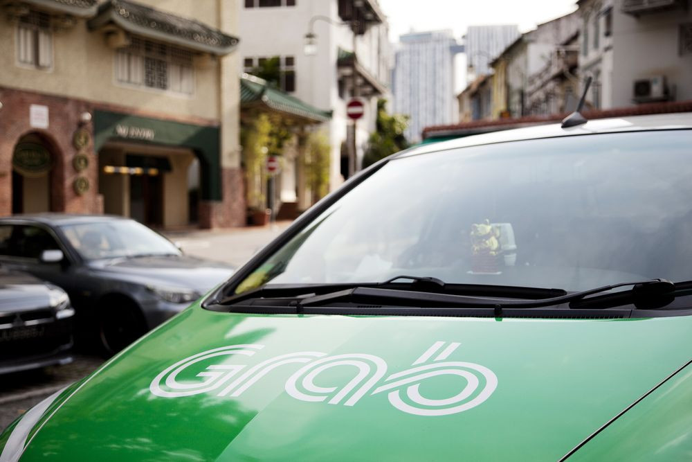  Sau  ngày 1/ 4, các hãng xe công nghệ buộc phải gắn mào hoặc dán chữ “xe taxi” để  nhận diện.