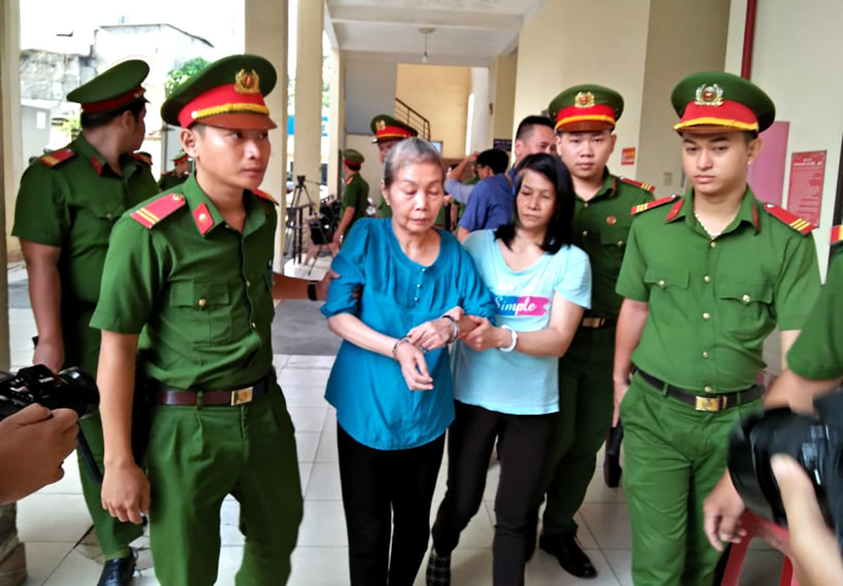 Bị cáo Nguyễn Ngọc Tâm Huyên bị Viện KSND tỉnh Bình Dương đề nghị mức án 19 - 21 năm tù. Bị cáo Trịnh Thị Hồng Hoa bị đề nghị mức án 13 - 15 năm tù.