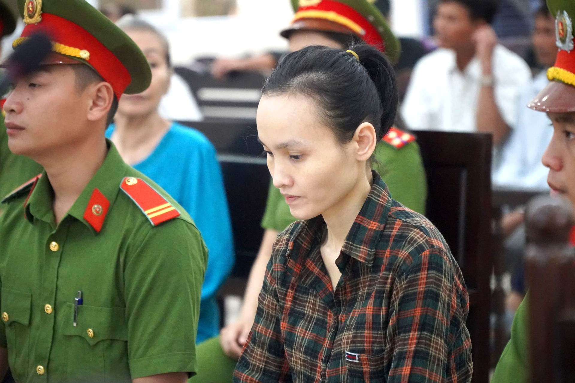Bị cáo Lê Ngọc Phương Thảo bị Viện KSND tỉnh Bình Dương đề nghị từ 22 - 23 năm tù.
