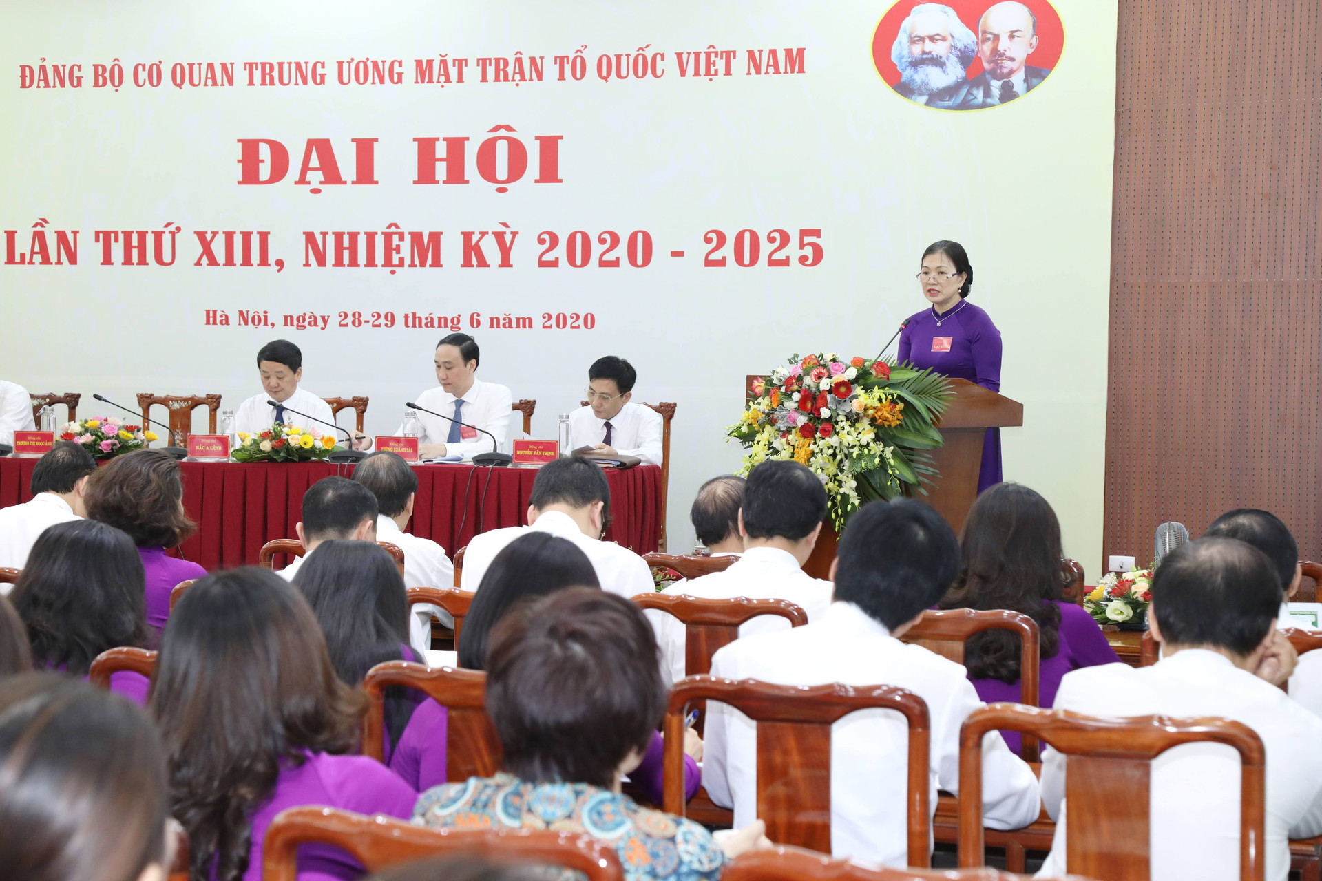 Bà Trương Thị Ngọc Ánh, Phó Chủ tịch UBTW MTTQ Việt Nam trình bày Báo cáo Kiểm điểm của BCH Đảng bộ cơ quan khoá XII