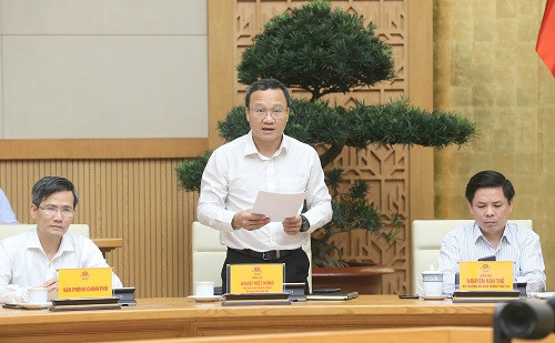 Ông Khuất Việt Hùng, Phó Chủ tịch chuyên trách Ủy ban An toàn giao thông phát biểu tại Hội nghị. Ảnh: VGP.