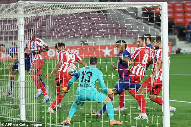Barcelona sớm dẫn trước sau khi Diego Costa đánh đầu phản lưới nhà ở phút 11.