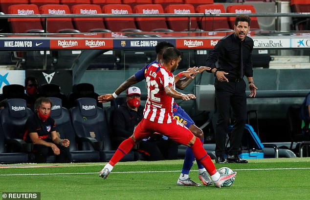 HLV Simeone liên tục chỉ đạo cầu thủ Atletico bên ngoài sân.