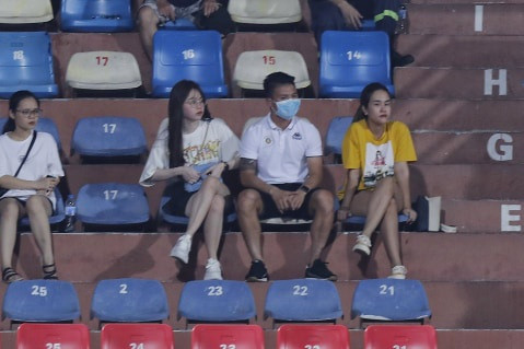 Quang Hải trên khán đài chứng kiến CLB Hà Nội thua Sài Gòn FC.