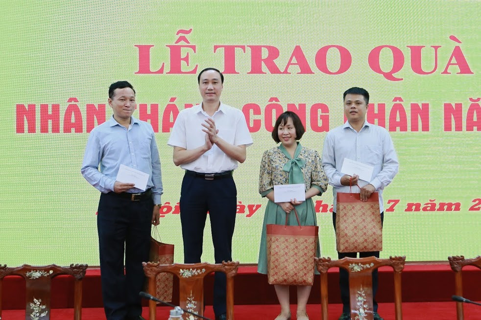 Phó Chủ tịch Phùng Khánh Tài tặng quà cho cán bô, công nhân viên gặp khó khăn.