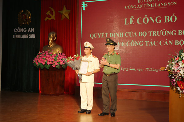 Thứ trưởng Nguyễn Văn Thành trao quyết định và chúc mừng đồng chí  Đại tá Thái Hồng Công.