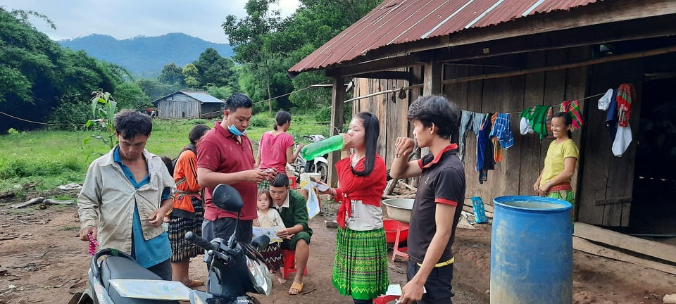 Nhiều người dân tại các ổ dịch bạch hầu ở Đắk Nông được uống thuốc điều trị dự phòng để tránh nguy cơ lây nhiễm bệnh.