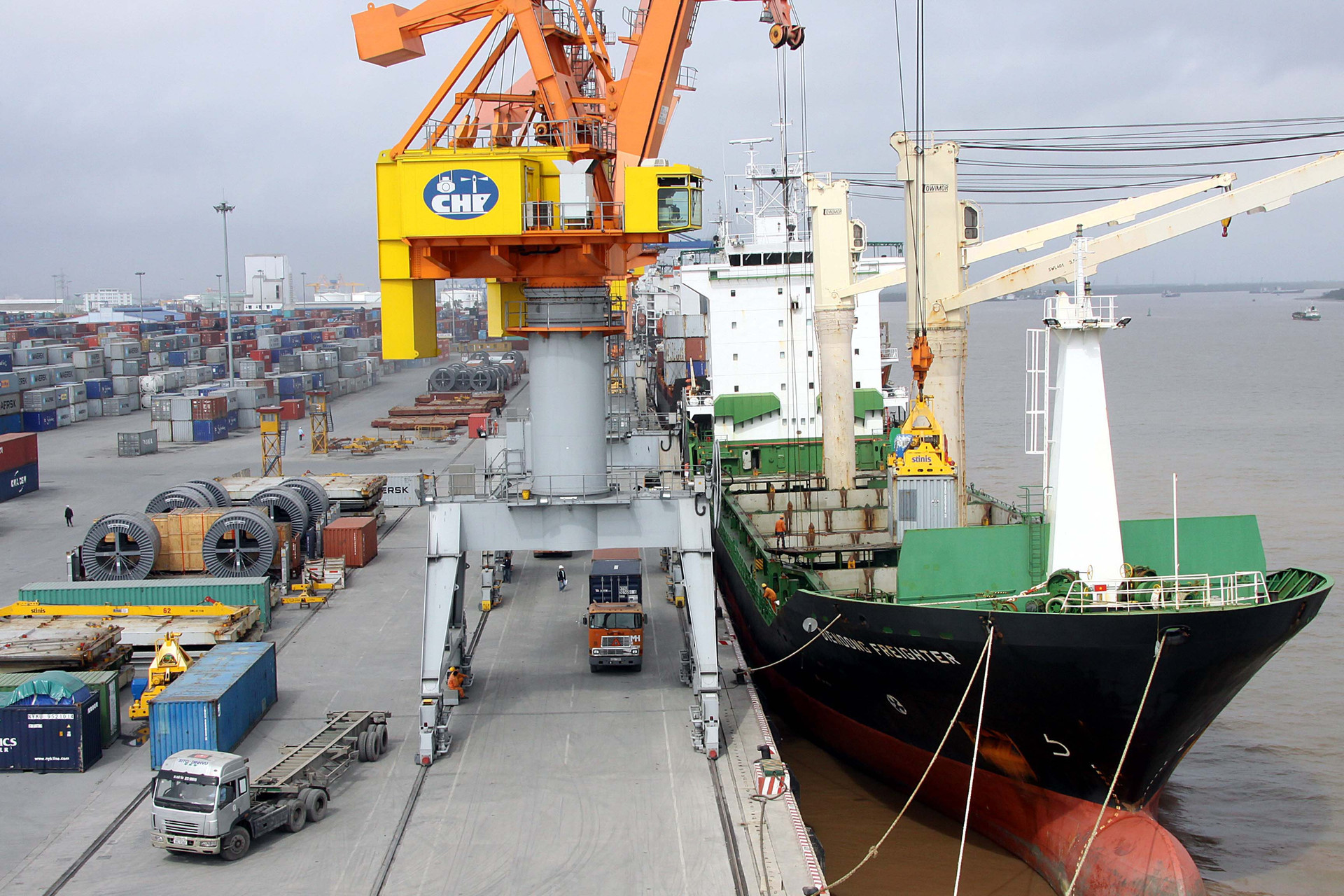 Xuất khẩu hàng hóa theo đường biển từ cảng Cát Lái, TP HCM.