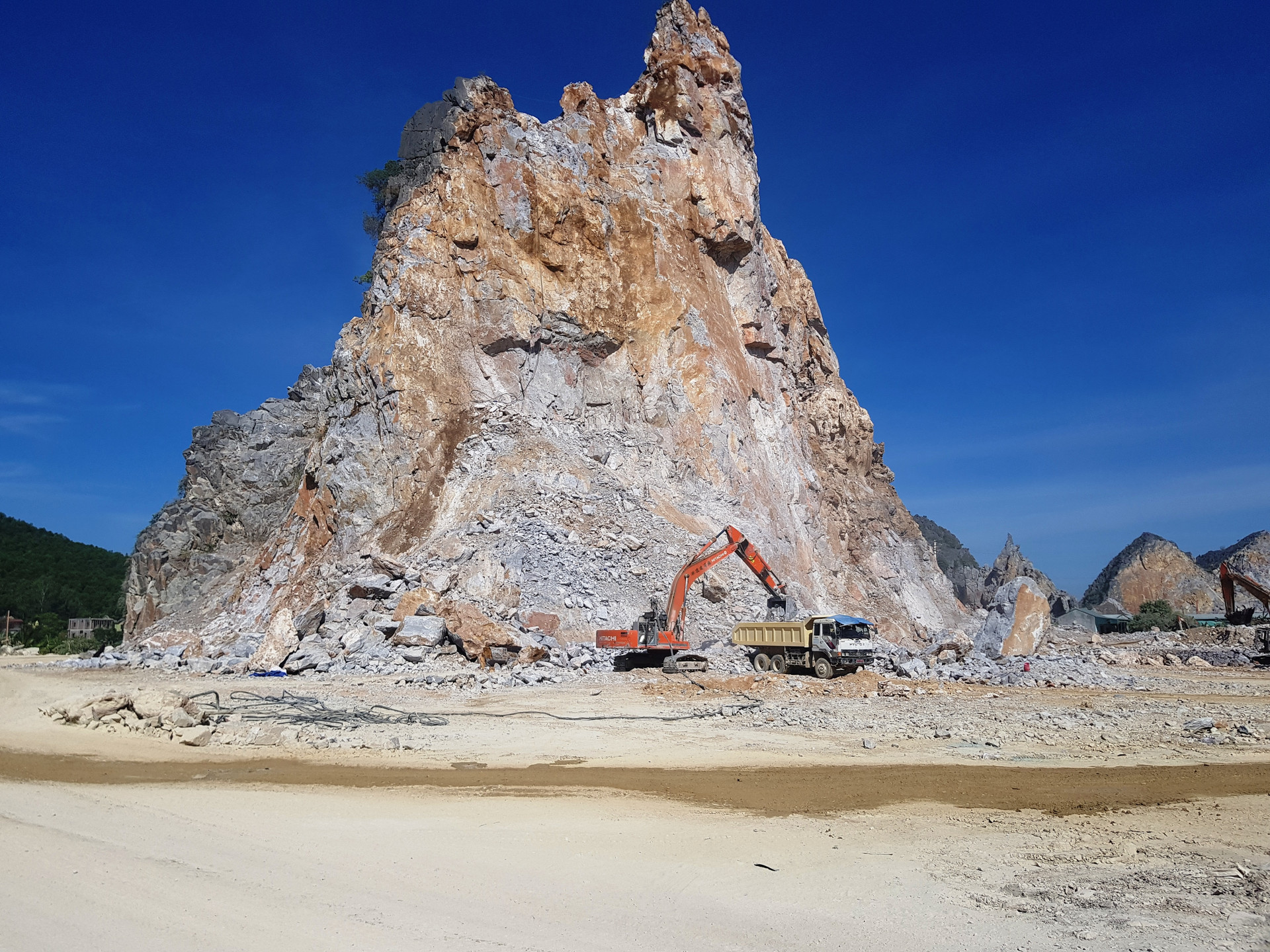 Hoạt động của mỏ đá còn gây ra tình trạng ô nhiễm môi trường tại xã Hà Tân.