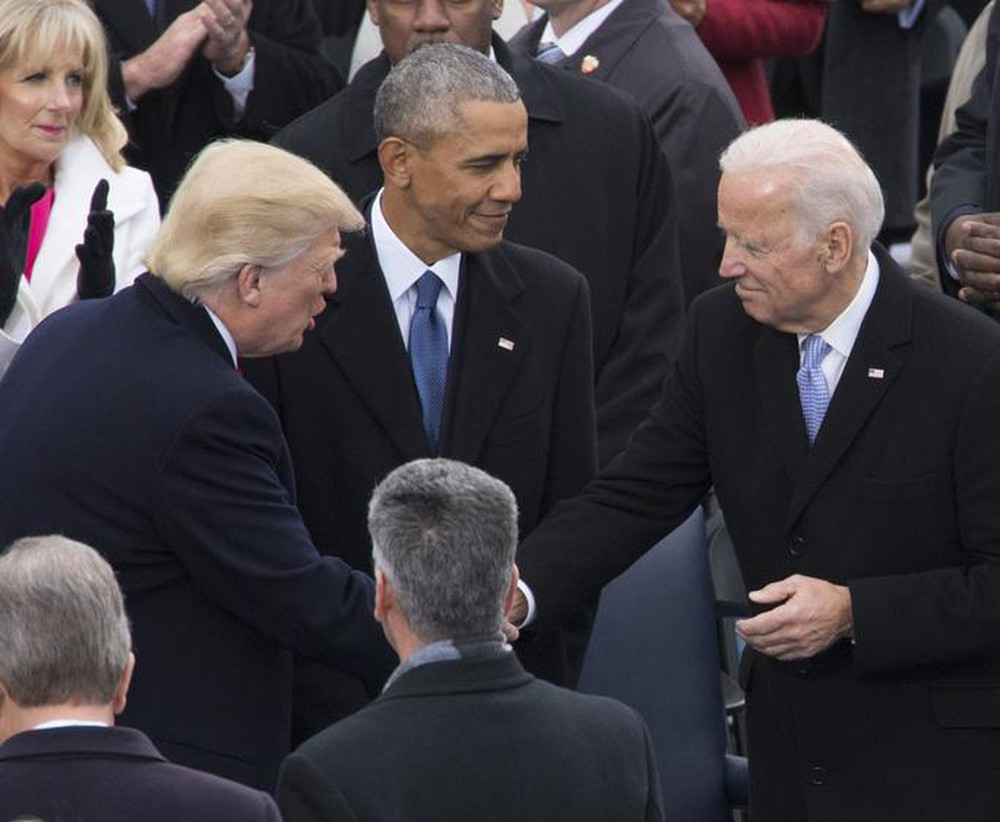 Hai ông Donald Trump và Joe Biden (phải) bắt tay tại lễ nhậm chức của ông Donald Trump cách đây 4 năm. Ảnh: NBC News.