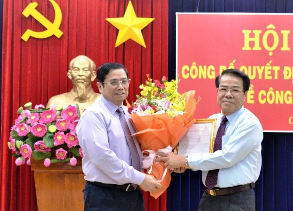 Phạm Minh Chính trao quyết định và chúc mừng đồng chí Dương Thanh Bình. Ảnh: VGP.