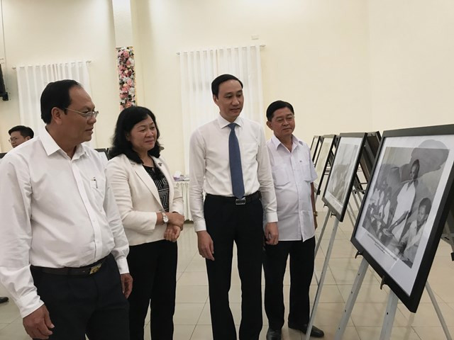 Phó Chủ tịch UBTƯ MTTQ Việt Nam Phùng Khánh Tài cùng các đại biểu tham quan ảnh tư liệu về cuộc đời và sự nghiệp cách mạng của Luật sư Nguyễn Hữu Thọ.