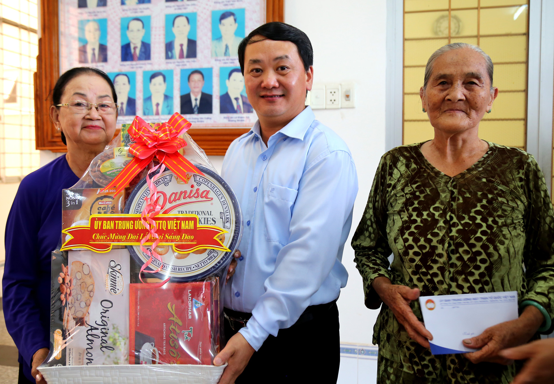 Phó Chủ tịch – Tổng thư ký Hầu A Lềnh tặng quà chúc mừng đại lễ bà con gia đình chính sách tiêu biểu PGHH.  