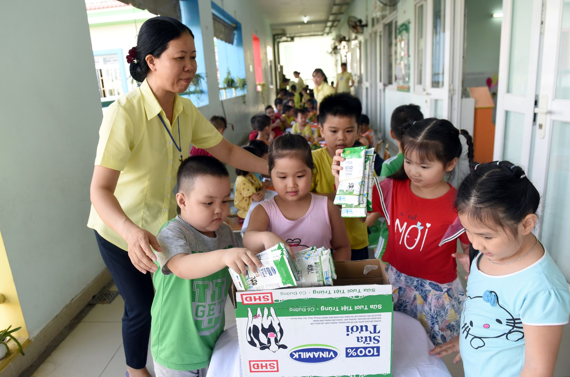 Gấp gọn vỏ hộp sữa và đặt đúng nơi quy định sau khi uống sữa cũng là một kỹ năng sống cho trẻ và là mục tiêu bảo vệ môi trường mà Vinamilk và chương trình SHĐ hướng đến.