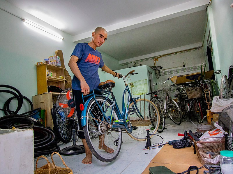 Căn phòng trọ của anh Thắng với những chiếc xe đạp cũ. Ảnh: N.NHI.