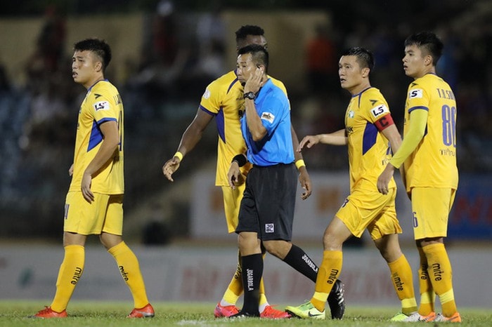 Trọng tài luôn là tâm điểm phản ứng ở V-League kể từ đầu mùa.