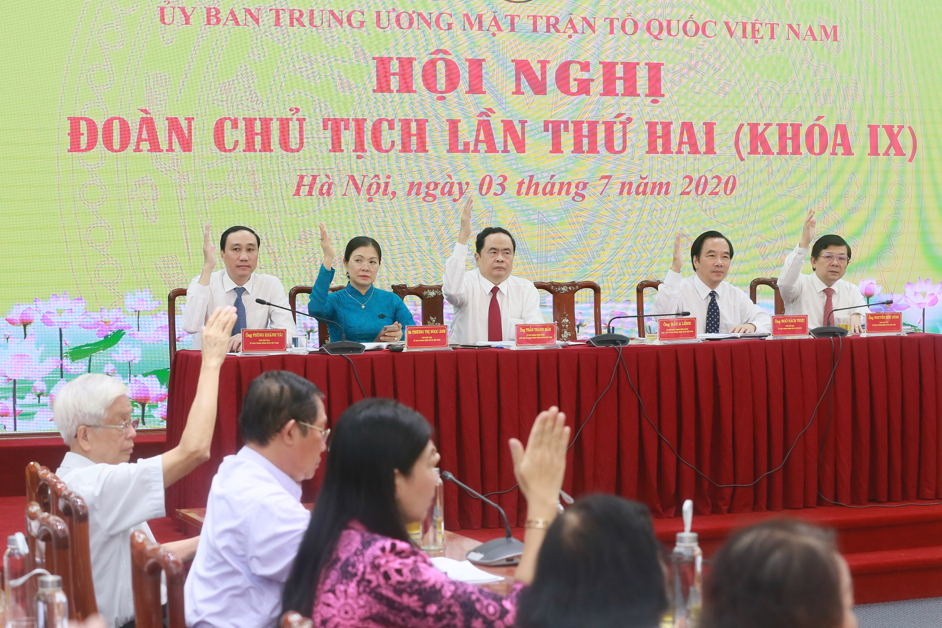Các đại biểu thông qua Nghị quyết tại Hội nghị Đoàn Chủ tịch UBTƯ MTTQ Việt Nam lần thứ hai, khóa IX. 
