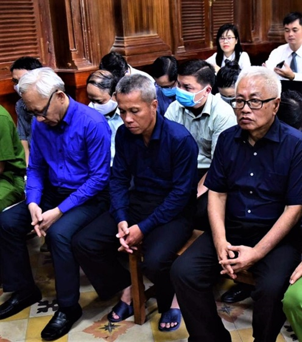Bị cáo Trần Phương Bình và các đồng phạm tại phiên tòa.