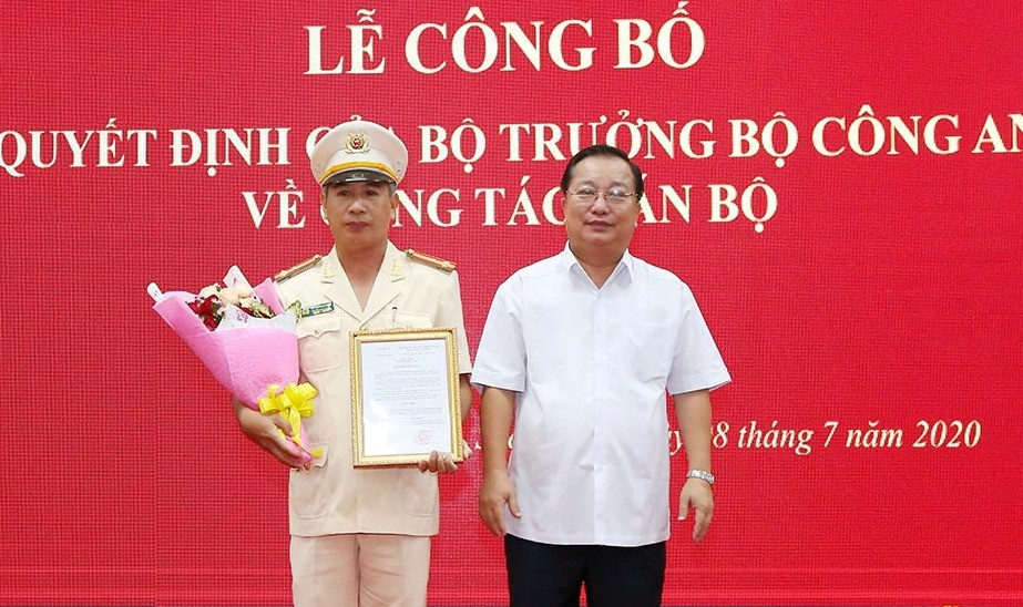 Ông Trần Văn Chuyện, Phó Bí thư Tỉnh ủy, Chủ tịch UBND tỉnh Sóc Trăng chúc mừng Thượng tá Huỳnh Hoài Hậu.