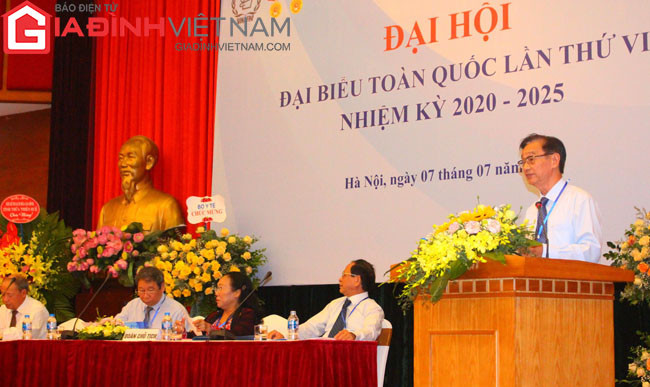 PGS.TS Phạm Bá Nhất trình bày báo cáo kết quả hoạt động của Hội Kế hoạch hóa gia đình Việt Nam nhiệm kỳ V (2014 - 2019) và phương hướng, nhiệm vụ nhiệm kỳ VI (2020 - 2025).