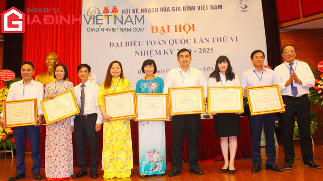 Lãnh đạo Trung ương Hội Kế hoạch hóa gia đình Việt Nam tặng bằng khen cho các đơn vị, tập thể có thành tích xuất sắc trong công tác hội nhiệm kỳ 2014 - 2019