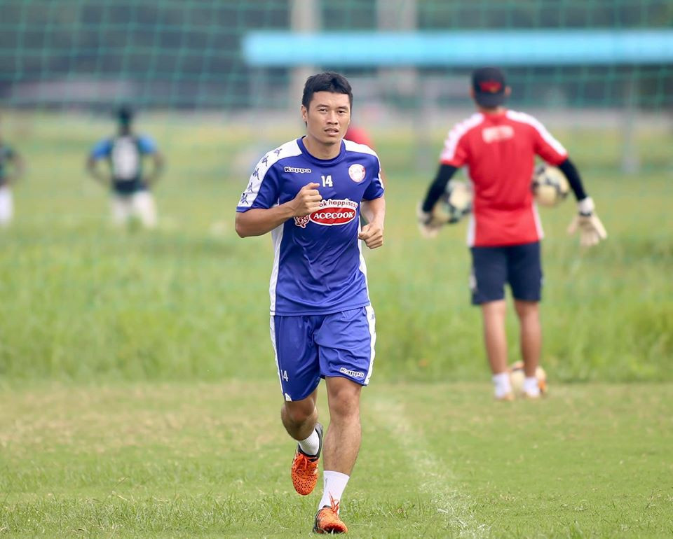 Tiền vệ đội trưởng Đỗ Văn Thuận của CLB TP HCM vẫn phải tập riêng sau chấn thương.