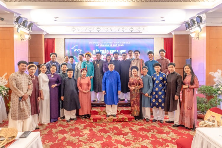 Chủ tịch tỉnh Thừa Thiên Huế Phan Ngọc Thọ (đứng giữa) mặc áo dài ngũ thân cùng các đại biểu dự hội thảo