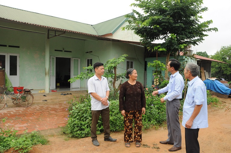 Đại diện UBMTTQ xã Tam Quan (huyện Tam Đảo) trao đổi với người dân về công tác xây dựng đời sống mới.