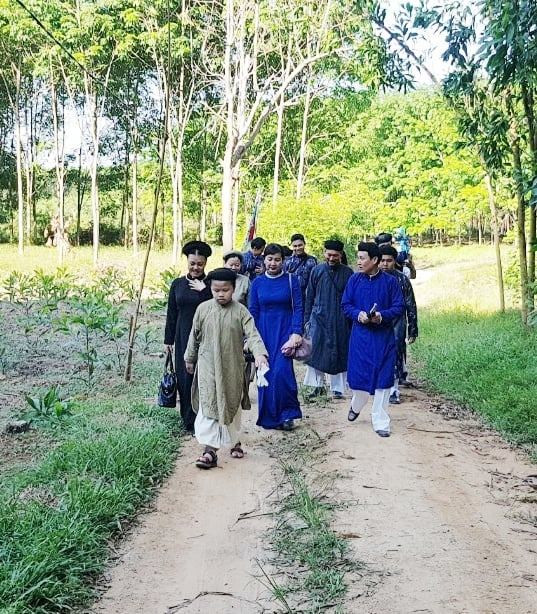 Đoàn đại biểu Đình Làng Việt trên đường đi lễ Lăng chúa Nguyễn Phúc Khoát. Ảnh: Nguyễn Đức Bình.