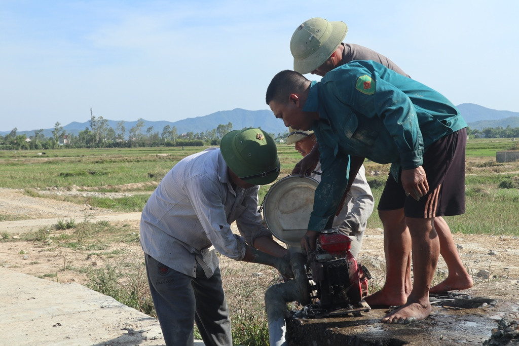 1.Người dân tại xã Hưng Yên Bắc sử dụng máy bơm lấy nước cứu lúa.