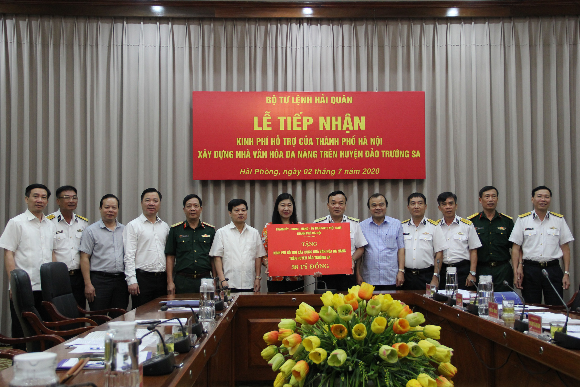 UBMTTQ TP. Hà Nội trao tiền ủng hộ quỹ “Vì biển, đảo Việt Nam” cho Bộ Tư lệnh Hải quân.
